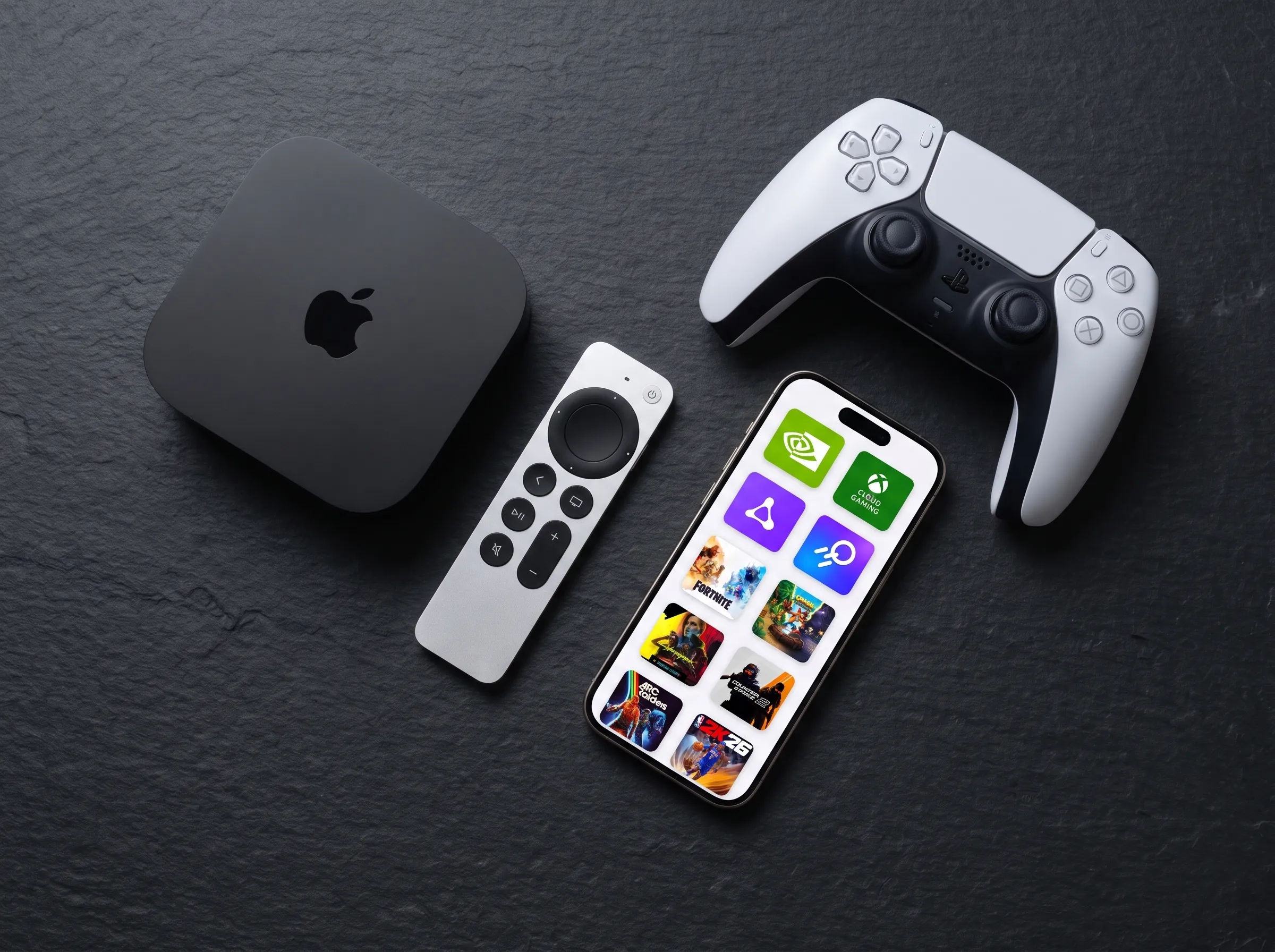Apple TV 4K 與 Siri Remote,旁邊是執行 CloudGear 的 iPhone 與一支遊戲控制器